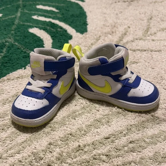 Nike Kids Sneakers in Blue and Neon Yellow - Picture 2 of 5